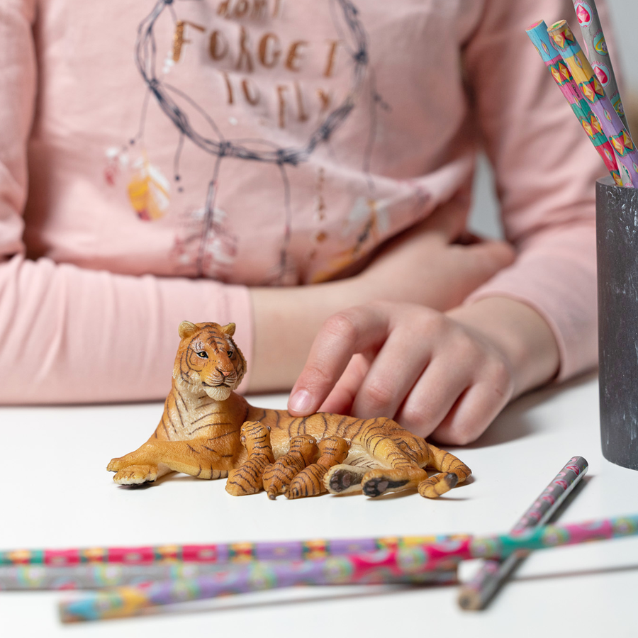 Figurine Tigresse couchée allaitant Papo en PVC, thème félins, Collection Animaux sauvages, jouet éducatif idéal pour enfants et collectionneurs